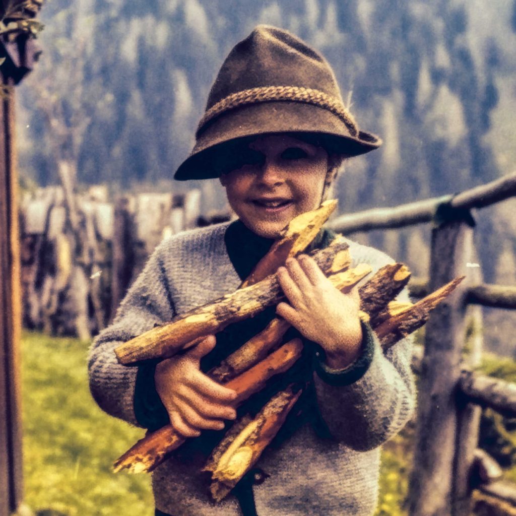 Kleiner Bub mit alpenländischer Tracht.